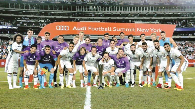 لاعبو ريال مدريد وامامهم كاس اودي