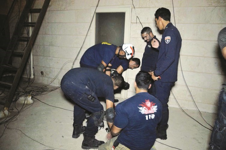 رجال الانقاذ يخرجون الخادمة ﻿