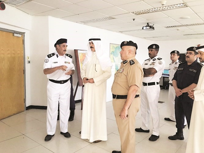 الشيخ محمد الخالد يستمع الى شرح اللواء زهير النصرالله ويبدو الفريق سليمان الفهد﻿