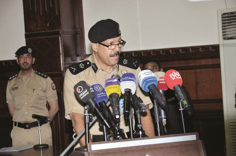 اللواء الشيخ فيصل النواف متحدثا لابنائه الخريجين
