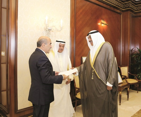 الشيخ صباح الخالد خلال تسلمه اوراق اعتماد السفير القبرصي 