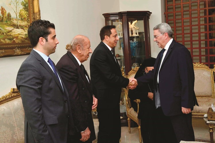 السفير العراقي دمحمد حسين بحر العلوم معزيا 