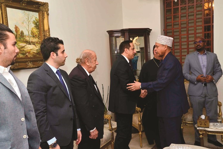 السفير الصومالي عبد القادر امين خلال تقديم واجب العزاء