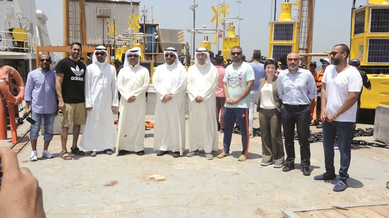 الشيخ عبدالله الاحمد خلال حضوره تدشين مشروع محطات الرصد العائمة في المياه الاقليمية 