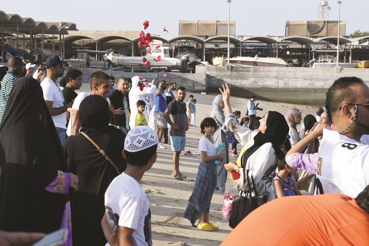 الاهالي يستقبلون ابناءهم باليباب والورود﻿