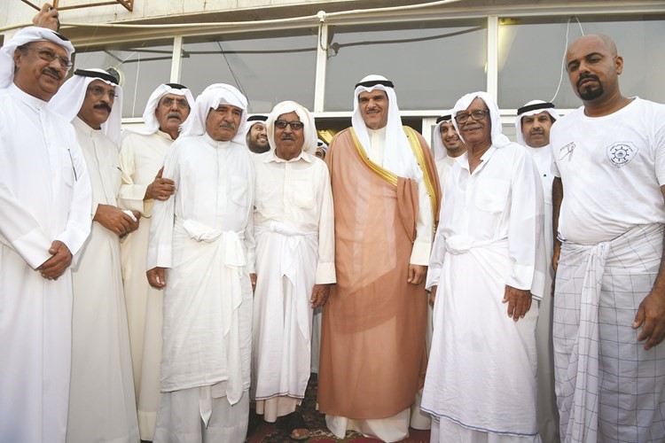 وزير الاعلام ووزير الدولة لشؤون الشباب الشيخ سلمان الحمود متوسطا النواخذة خليفة الراشد وعبدالرحمن المناعيوثامر السيارواللواء فهد الفهد
﻿﻿وعبدالرحمن المطيري وحمود فليطح وعلي القبندي وحامد السيار ﻿