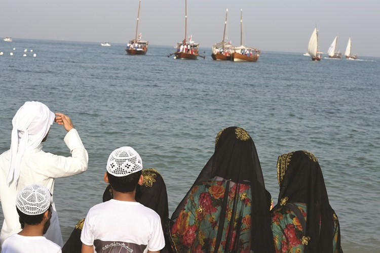 الابناء في استقبال المشاركين ﻿