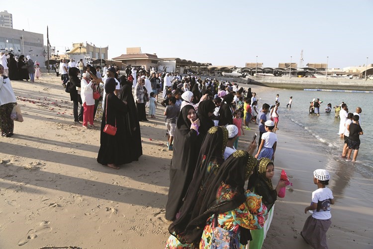 الاهالي في استقبال المشاركين برحلة الغوص في يوم القفال﻿