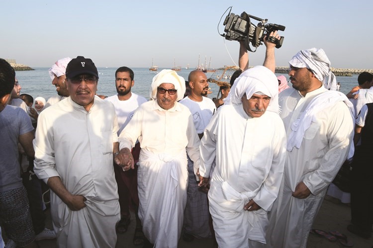 الزميل عدنان الراشد في استقبال النوخذة خليفة الراشد والنوخذة عبدالرحمن المناعي﻿