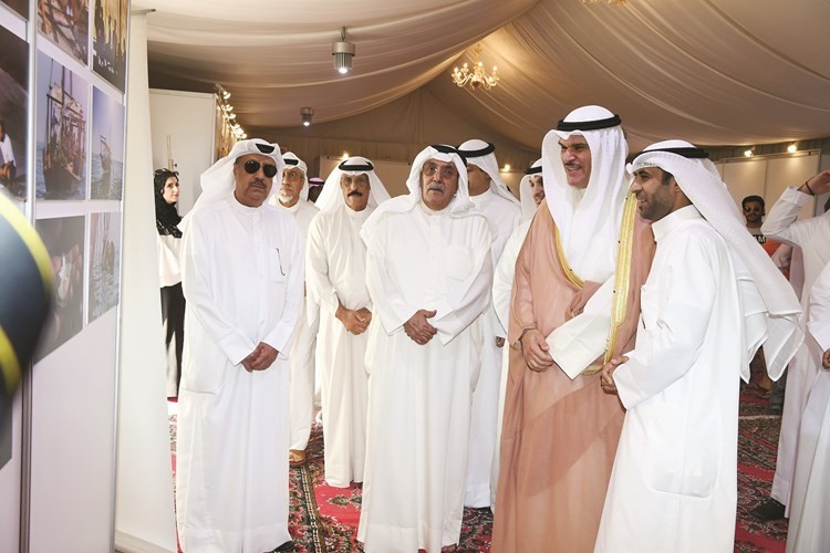 الشيخ سلمان الحمود يطلع على المعرض المصاحب لحفل ختام رحلة الغوص 28﻿