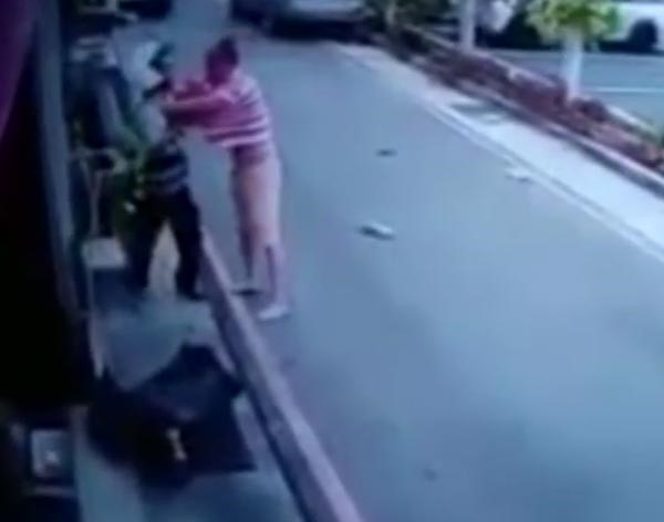 بالفيديو.. سائق يهاجم شرطياً بالساطور بسبب مخالفة