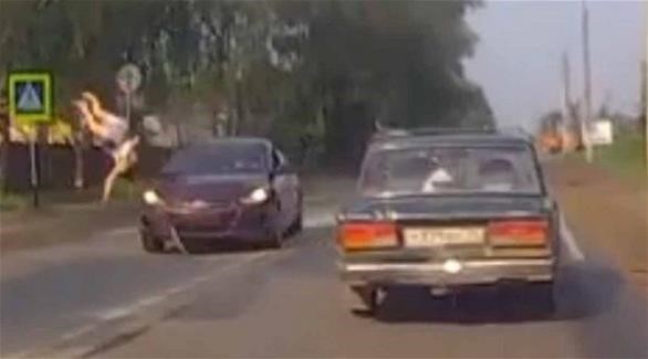 بالفيديو.. امرأة حامل تطير في الهواء بعدما صدمتها سيارة