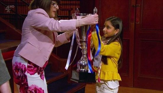 بالصور.. تتويج طفلة بلقب أكثر أطفال بريطانيا ذكاءً