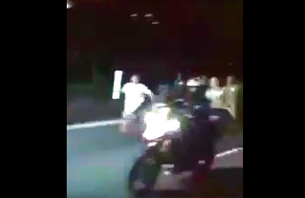 بالفيديو .. في واقعة غريبة من نوعها .. شخص يسرق الشعلة الاولمبية ويهرب جريا على الاقدام 