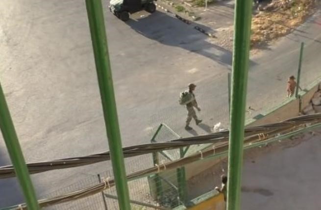 بالفيديو.. جندي إسرائيلي يرعب طفلة فلسطينية برشاش وينتزع دراجتها الصغيرة