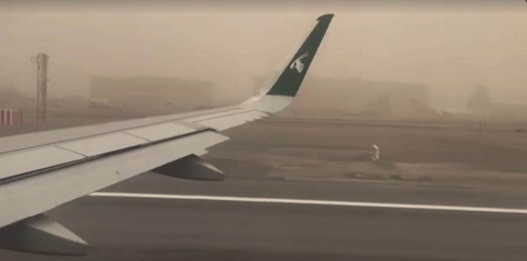 بالفيديو.. شاهد لحظة إقلاع طائرة من مطار أبوظبي وسط الغبار الكثيف