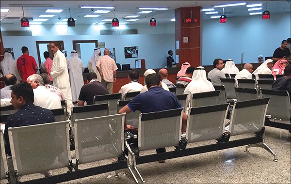 جانب من المراجعين داخل صالة ادارة عمل العاصمة