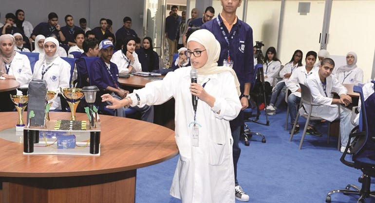 احدى الطالبات تشرح الموضوع الخاص بها﻿
