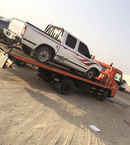 احدى المركبات المخالفة في طريقها الى الحجز﻿