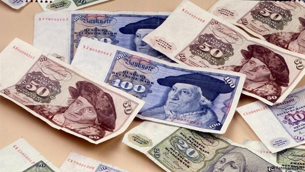 العثور على أوراق نقدية من المارك في ملابس متبرع بها