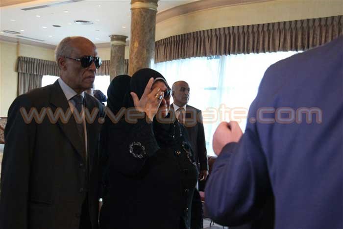 بالفيديو والصور.. بكاء عائلة "زويل" أثناء انتظار الجثمان بمطار القاهرة.. وهذا ماقاله حارس مقبرته 