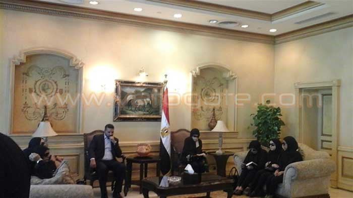 بالفيديو والصور.. بكاء عائلة "زويل" أثناء انتظار الجثمان بمطار القاهرة.. وهذا ماقاله حارس مقبرته 
