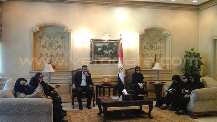 بالفيديو والصور.. بكاء عائلة "زويل" أثناء انتظار الجثمان بمطار القاهرة.. وهذا ماقاله حارس مقبرته 