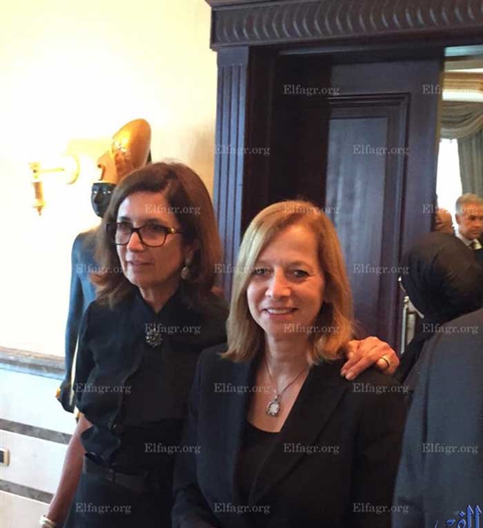 بالفيديو والصور.. بكاء عائلة "زويل" أثناء انتظار الجثمان بمطار القاهرة.. وهذا ماقاله حارس مقبرته 