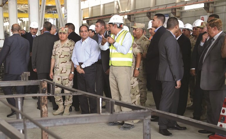 الرئيس المصري عبدالفتاح السيسي يستمع الى شرح بشان الانفاق اسفل قناة السويس