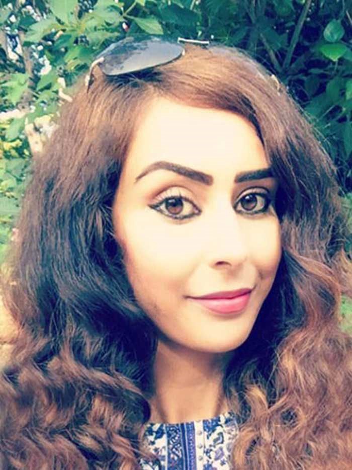 بالفيديو.. القبض على بريطانية مسلمة بعد عودتها من شهر العسل لأنها قرأت كتاب !!