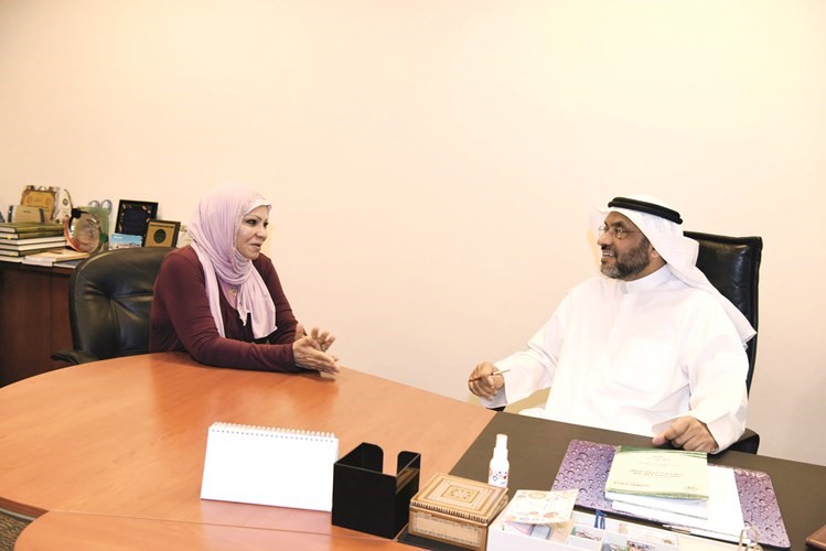 عبدالله الحيدر متحدثا الى الزميلة ليلى الشافعيريليش كومار