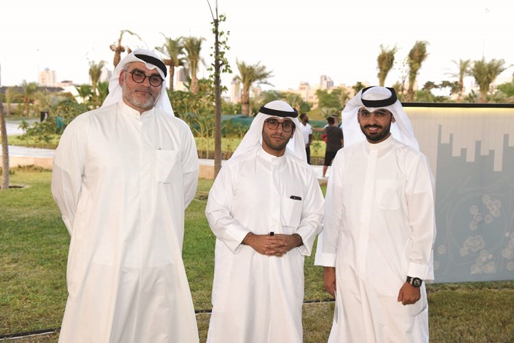 الزميل عبدالله بوفتين ومعبداللطيف المشاري وبدر المطوع