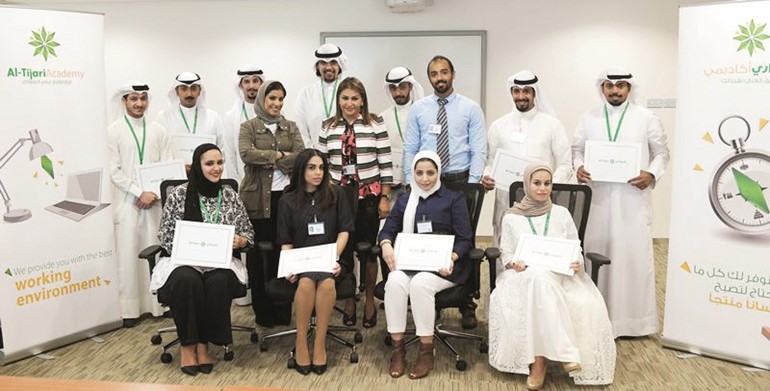 الدفعة الرابعة من موظفي الخدمات المصرفية للافراد بعد اتمامهم التدريب في اكاديمية التجاري