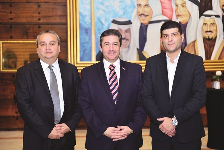 السفير التركي متوسطا محمد حمزة وفكرت كايا﻿