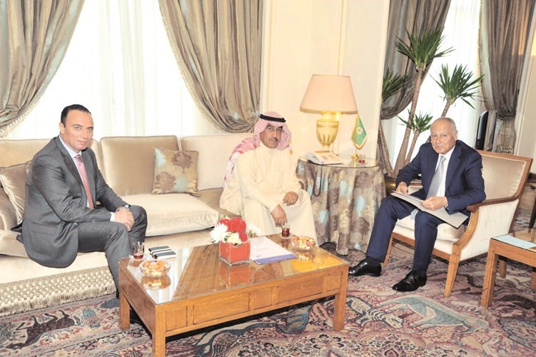 الامين العام للجامعة العربية احمد ابو الغيط مستقبلا نائب رئيس اتحاد الصحافيين العرب عدنان الراشد والمدير التنفيذي لشركة نوف اكسبو مجدي صبري﻿