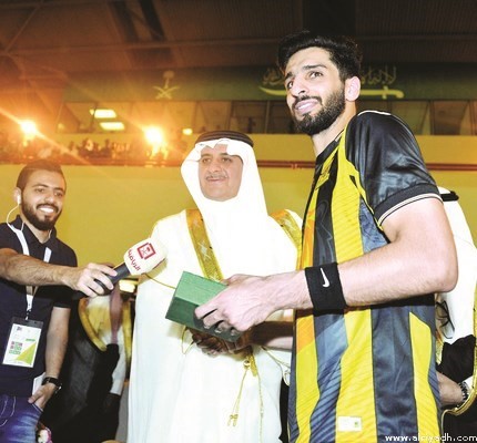 الامير فهد بن سلطان يسلم فهد الانصاري جائزة افضل لاعب