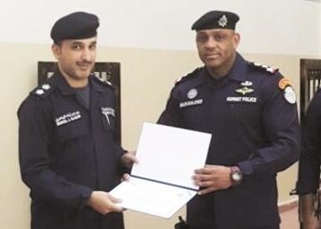 العميد ركن صالح العنزي يكرم احد ضباط امن الفروانية ﻿