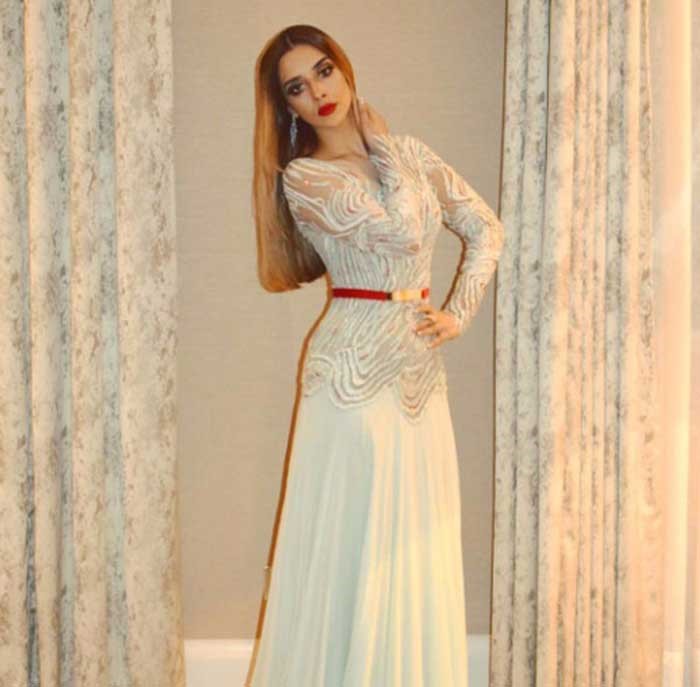 بالصور .. بلقيس تتلألأ في سماء لندن بـ«لوك» براق 