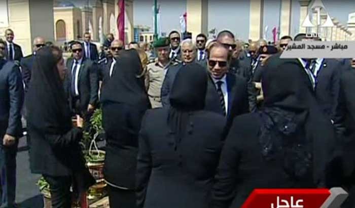 بالفيديو.. السيسي يتقدم الجنازة العسكرية لوداع زويل.. «هرم مصر العلمي»