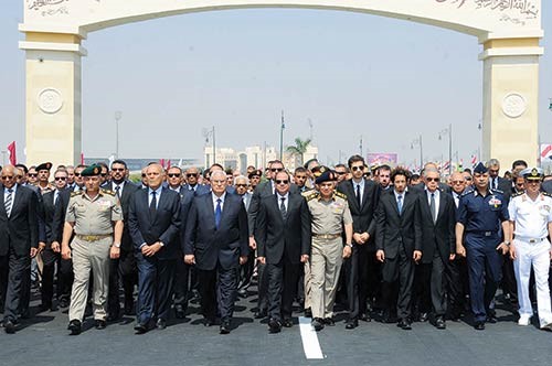الرئيس عبدالفتاح السيسي وكبار رجال الدولة خلال الجنازة العسكرية للدكتور احمد زويل وفي الاطار جثمان الفقيد ملفوفا بعلم مصروعلى باب المقبرة الى مثواه الاخير رويترز 
