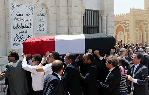 بالفيديو.. السيسي يتقدم الجنازة العسكرية لوداع زويل.. «هرم مصر العلمي»