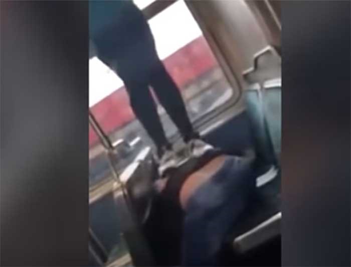 بالفيديو..استفزها بهذه الكلمة  فلقنته "علقة ساخنة" في القطار !