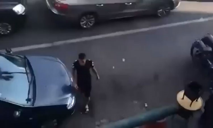 بالفيديو.. شاهد كيف تمت سرقة رجل داخل سيارته في إشارة مرور!