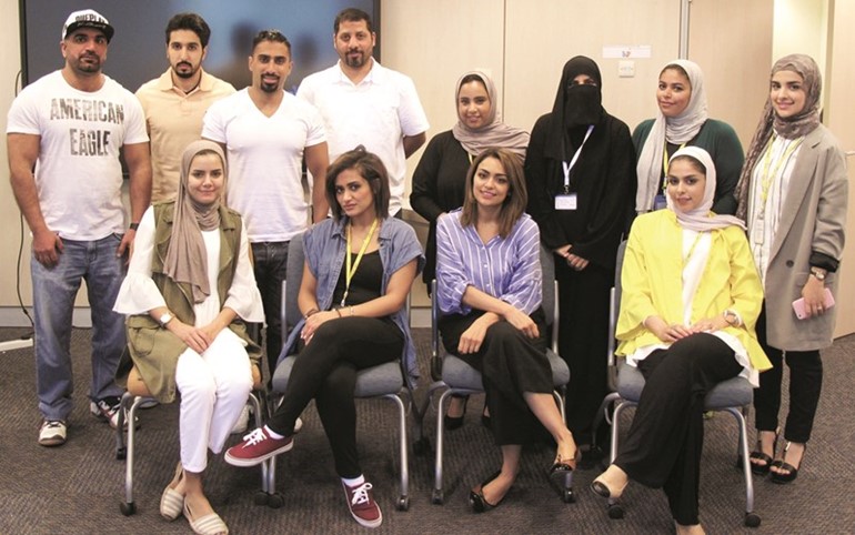 موظفو البنك الاهلي مع ممثلي الحملة الوطنية للتوعية بالاسعافات الاولية