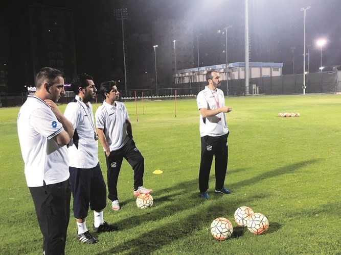 مدرب السالمية محمد دهيليس ومساعداه سلمان عواد وبداح الهاجري ومدير الفريق بدر الخالدي خلال التدريب﻿