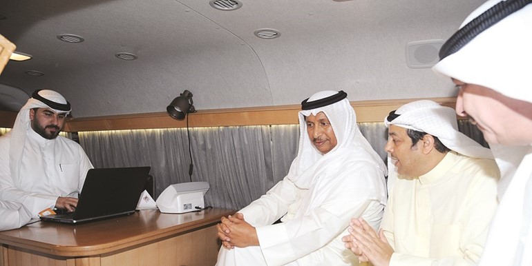 سمو رئيس الوزراء يستمع الى شرح من الصانع حول الية العمل في ناجز 