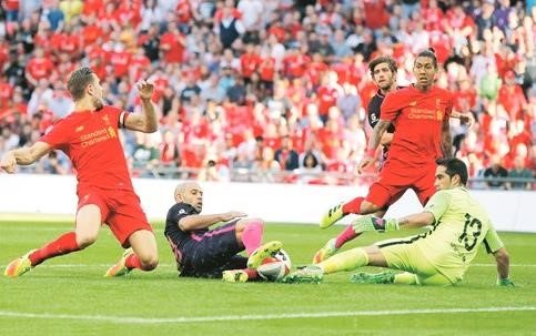لاعب برشلونة خافيير ماسكيرانو يضع الكرة في شباك فريقه اپ