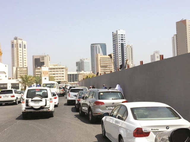  السيارات اضطرت الى الوقوف في الشارع قريبا من المجمع﻿