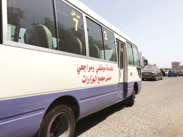 احد الباصات المخصصة لنقل موظفي ومراجعي مجمع الوزارات﻿