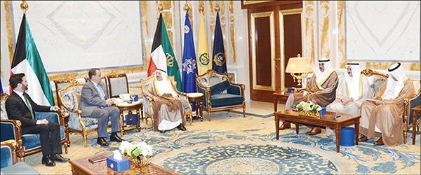 صاحب السمو الامير الشيخ صباح الاحمد مستقبلا المبعوث الاممي اسماعيل ولد الشيخ احمد بحضور الشيخ صباح الخالد ومحمد شرار والسفير احمد فهد الفهد